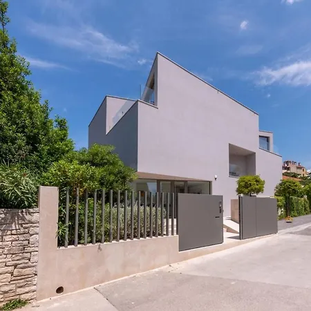 Rm Luxury With Pool In * ロヴィニ