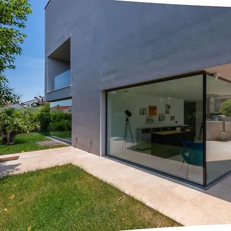 Rm Luxury With Pool In ロヴィニ