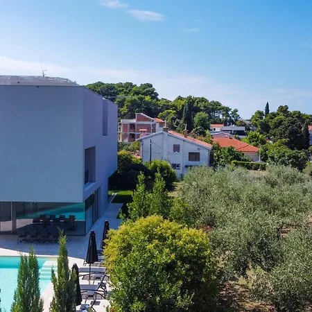 Rm Luxury With Pool In